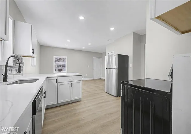 Photo 3 of Single family home for sale at 586 E Hayes Ave, Hazel Park, MI 48030 | MLS# 5050224305 | Listing updated on 2026-10-08