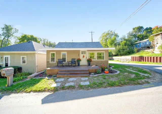 Photo 2 of Single family home for sale at 300 Park Ave, Jackson, MI 49203 | MLS# 81026053781 | Listing updated on 2026-10-16