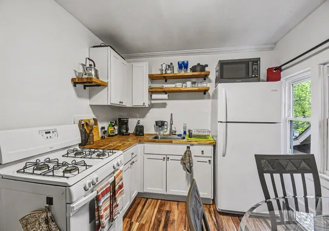 Listing Photo 4 - Condo for sale in building located at 1412 Sherman St SE, Grand Rapids, MI 49506