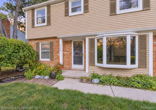 Photo 2 of Single family home for sale at 3560 Beach Rd, Troy, MI 48084 | MLS# 20261081783 | Listing updated on 2026-10-10