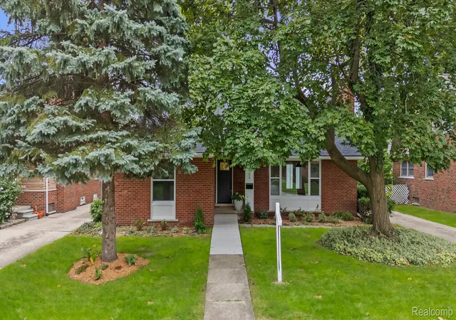 Photo 3 of Single family home for sale at 19984 Fairway Dr, Grosse Pointe Woods, MI 48236 | MLS# 20261081824 | Listing updated on 2026-10-17