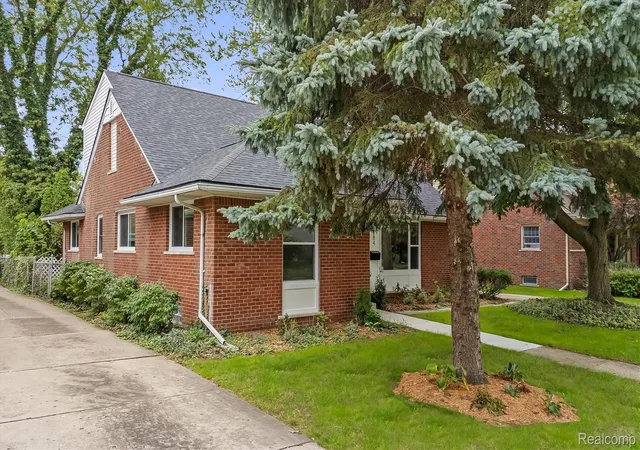 Photo 3 of Single family home for sale at 19984 Fairway Dr, Grosse Pointe Woods, MI 48236 | MLS# 20261081824 | Listing updated on 2026-10-17