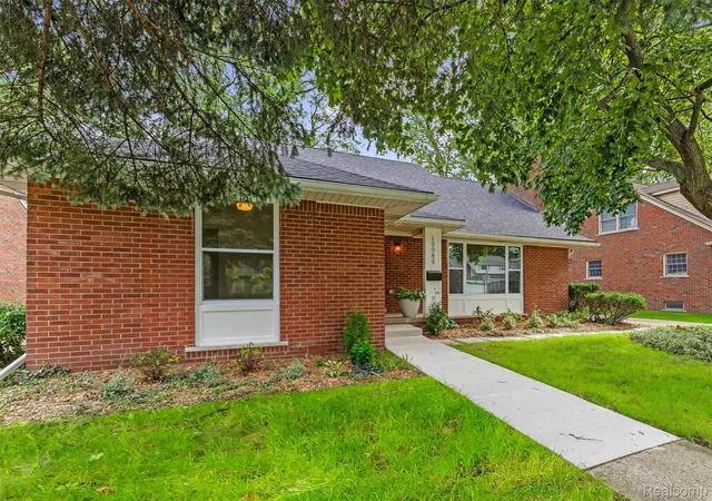 Photo 4 of Single family home for sale at 19984 Fairway Dr, Grosse Pointe Woods, MI 48236 | MLS# 20261081824 | Listing updated on 2026-10-17