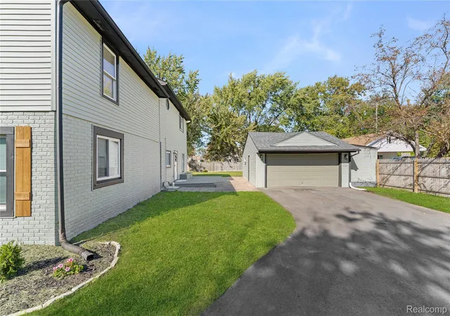 Photo 3 of Single family home for sale at 13725 Leonard Ave, Warren, MI 48089 | MLS# 20261081840 | Listing updated on 2026-10-13