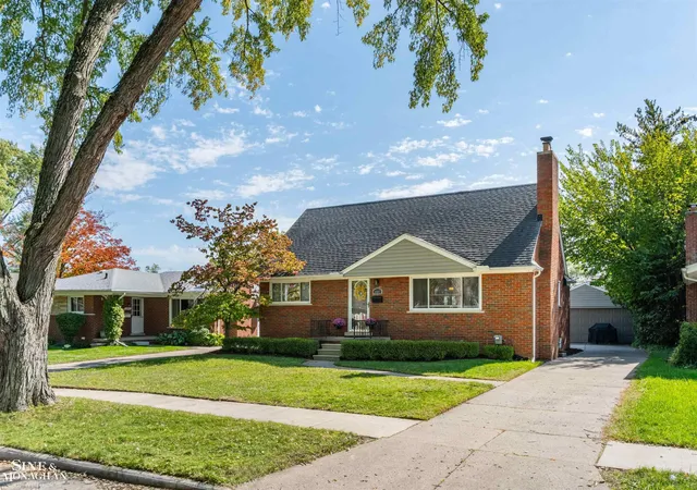 Photo 3 of Single family home for sale at 4407 Auburn Dr, Royal Oak, MI 48073 | MLS# 58050224343 | Listing updated on 2026-10-14