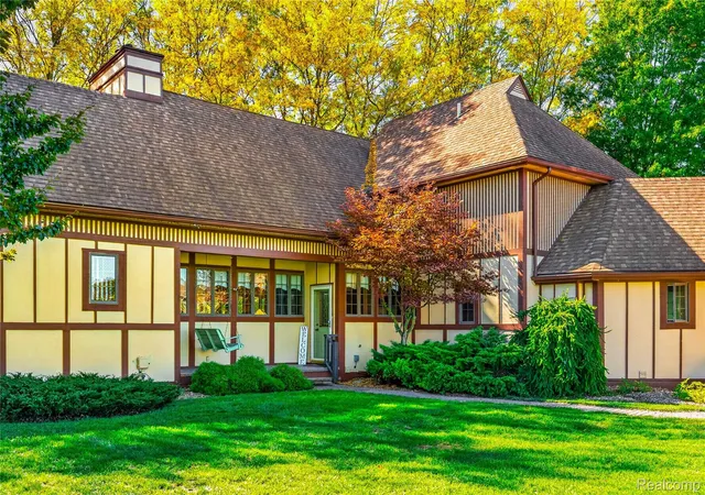 Photo 1 of Single family home for sale at 37275 Elizabeth Ln, New Boston, MI 48164 | MLS# 20261081859 | Listing updated on 2026-10-14