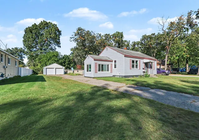 Photo 2 of Single family home for sale at 1461 Creston St, Muskegon, MI 49442 | MLS# 65026053874 | Listing updated on 2026-10-27