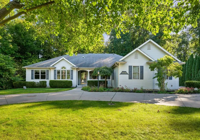 Photo 1 of Sale Pending at 15889 N Edgewood Dr, Buchanan, MI 49107 | MLS# 69026053883 | Listing updated on 2026-10-29