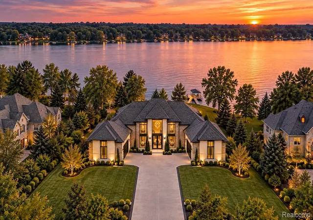 Photo 3 of Mansion for sale at 2717 Turtle Shrs Dr, Bloomfield Hills, MI 48302 | MLS# 20261081905 | Listing updated on 2026-10-20