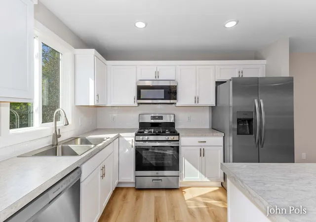 Photo 3 of Single family home for sale at 807 E Fairplains St, Greenville, MI 48838 | MLS# 65026053900 | Listing updated on 2026-10-20