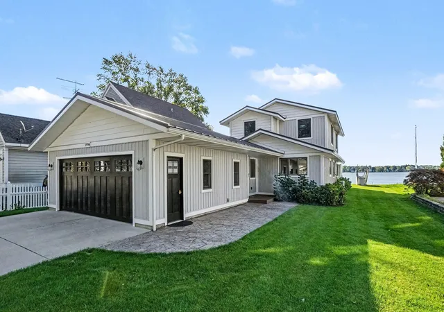 Photo 2 of Single family home for sale at 1996 Lake St, Holland, MI 49424 | MLS# 71026053917 | Listing updated on 2026-10-14