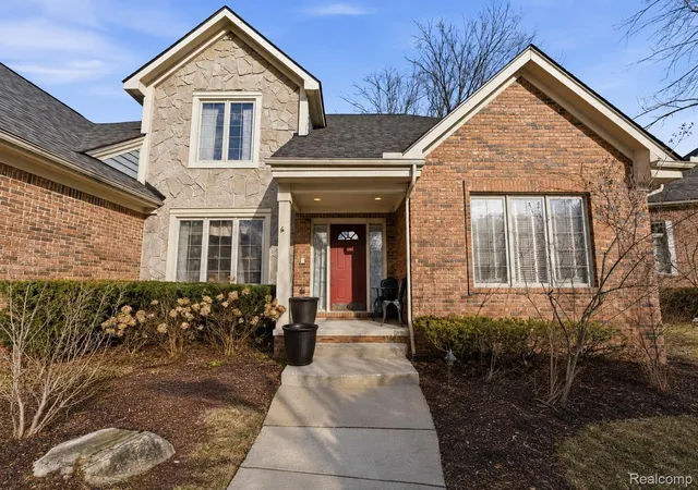 Photo 3 of Single family home for sale at 28690 Wintergreen Ct, Farmington Hills, MI 48331 | MLS# 20261081958 | Listing updated on 2026-10-11