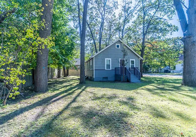 Photo 2 of Single family home for sale at 1910 Valley St, Muskegon, MI 49442 | MLS# 71026053936 | Listing updated on 2026-10-09