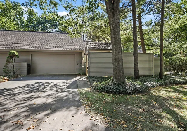 Condo for sale at 1013 Essex Cir, Kalamazoo, MI 49008 | MLS# 66026053944