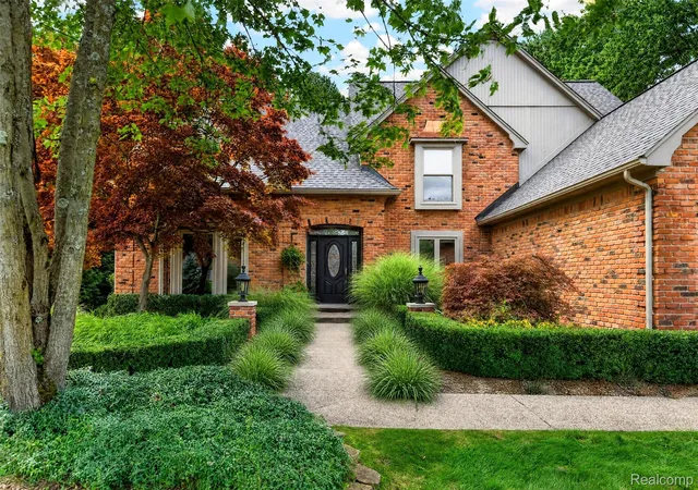 Photo 2 of Single family home for sale at 3705 Summit Ridge Dr, Rochester Hills, MI 48306 | MLS# 20261082007 | Listing updated on 2026-10-12