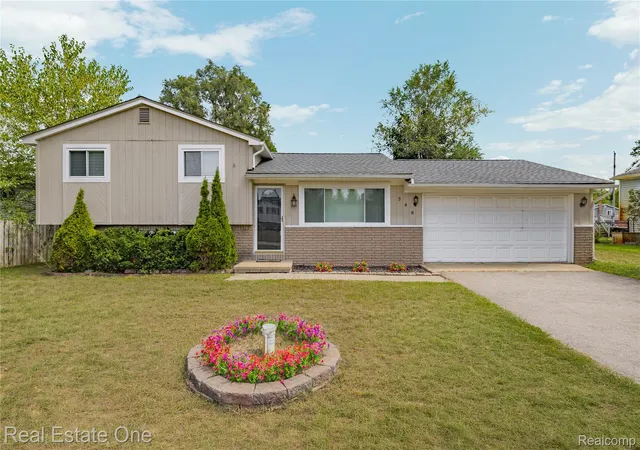 Photo 1 of Single family home for sale at 348 Decca Dr, White Lake, MI 48386 | MLS# 20261082058 | Listing updated on 2026-10-16