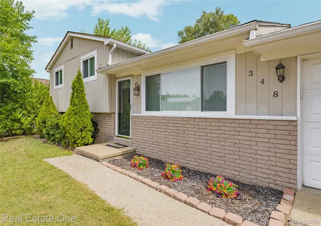 Photo 2 of Single family home for sale at 348 Decca Dr, White Lake, MI 48386 | MLS# 20261082058 | Listing updated on 2026-10-16