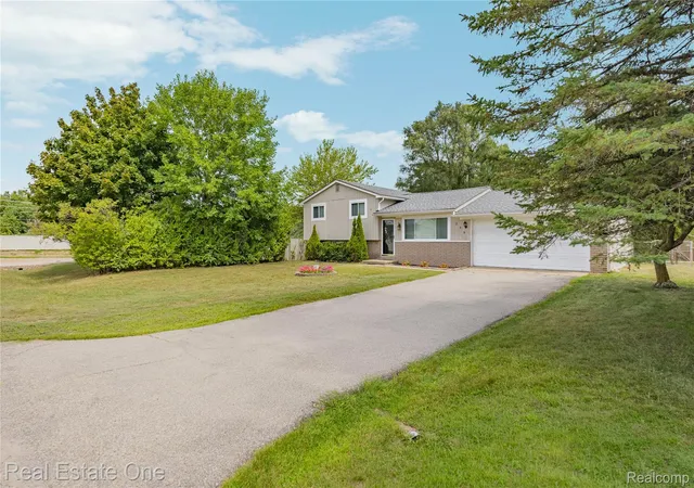 Photo 3 of Single family home for sale at 348 Decca Dr, White Lake, MI 48386 | MLS# 20261082058 | Listing updated on 2026-10-16