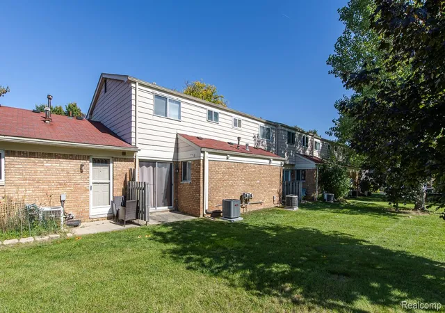 Photo 2 of Condo for sale at 1365 Laurel Valley Dr, Waterford, MI 48327 | MLS# 20261082117 | Listing updated on 2026-10-19