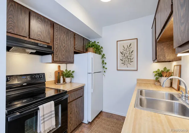 Photo 3 of Condo for sale at 1365 Laurel Valley Dr, Waterford, MI 48327 | MLS# 20261082117 | Listing updated on 2026-10-19