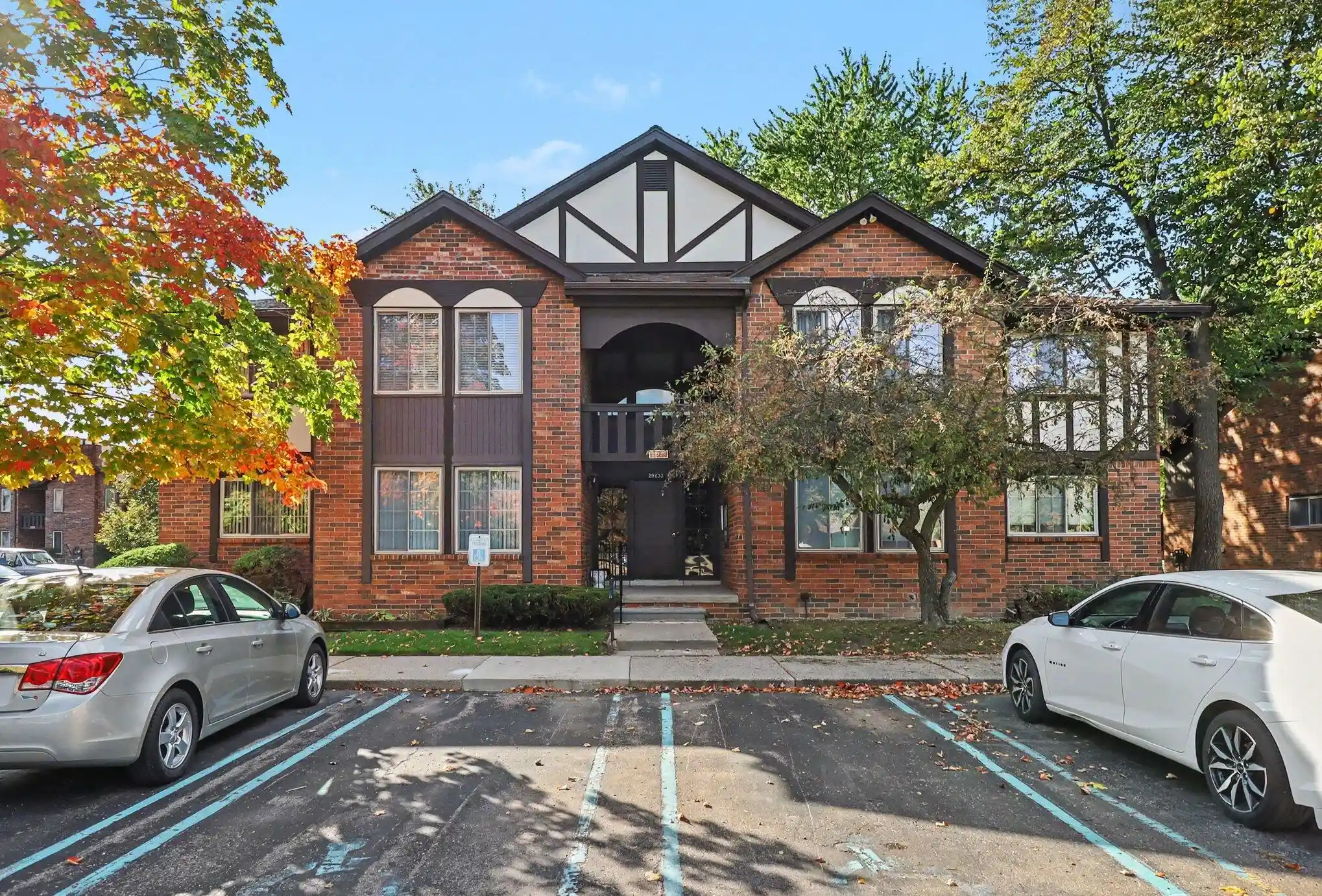 Listing Photo 2 - Condo for sale in 29233 Wellington Ct located at 29233 Wellington Ct, Southfield, MI 48034 - Unit #61