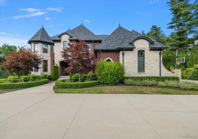 Photo 2 of Mansion for sale at 2480 Charnwood Dr, Troy, MI 48098 | MLS# 20261082133 | Listing updated on 2026-10-20