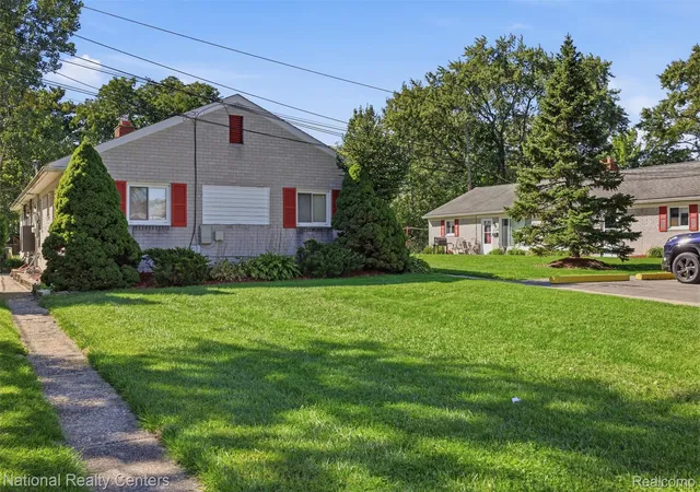 Photo 3 of Multi family home for sale at 16550 Petrie St, Roseville, MI 48066 | MLS# 20261082167 | Listing updated on 2026-10-13