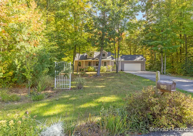 Photo 2 of Single family home for sale at 9642 Hummingbird Ct, Howard City, MI 49329 | MLS# 65026054076 | Listing updated on 2026-10-10