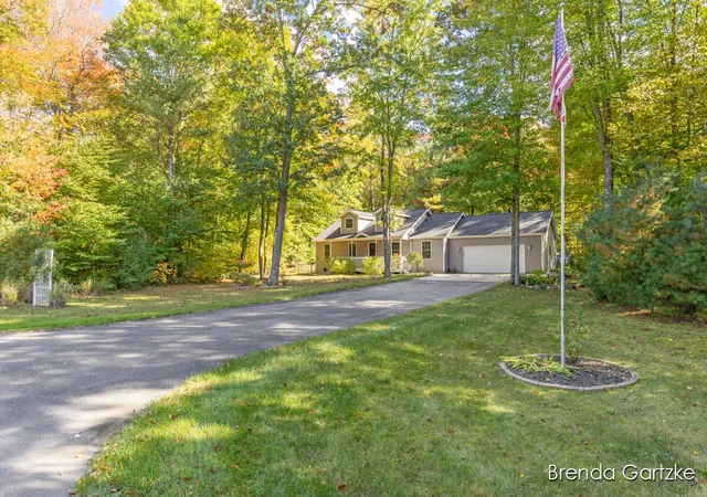 Photo 3 of Single family home for sale at 9642 Hummingbird Ct, Howard City, MI 49329 | MLS# 65026054076 | Listing updated on 2026-10-10