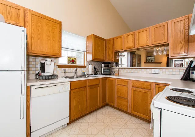 Listing Photo 1 - Condo for sale in building located at 6083 Fairgrove St, Kalamazoo, MI 49009 - Unit #