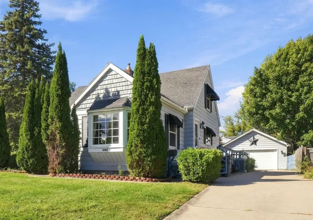 Photo 2 of Single family home for sale at 1208 Connecticut Ave, Marysville, MI 48040 | MLS# 58050224495 | Listing updated on 2026-10-28