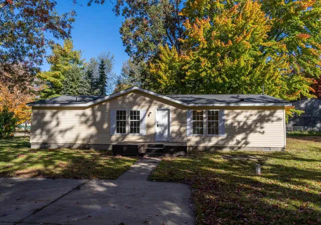 Photo 1 of Single family home for sale at 6916 Danes Dr, Houghton Lake, MI 48629 | MLS# 79080074419 | Listing updated on 2026-10-12