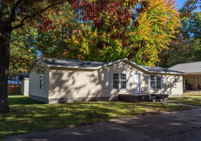 Photo 2 of Single family home for sale at 6916 Danes Dr, Houghton Lake, MI 48629 | MLS# 79080074419 | Listing updated on 2026-10-12