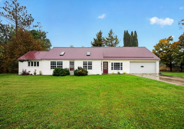 Photo 2 of Single family home for sale at 19883 Michigan 115, Marion, MI 49665 | MLS# 72026054116 | Listing updated on 2026-10-10
