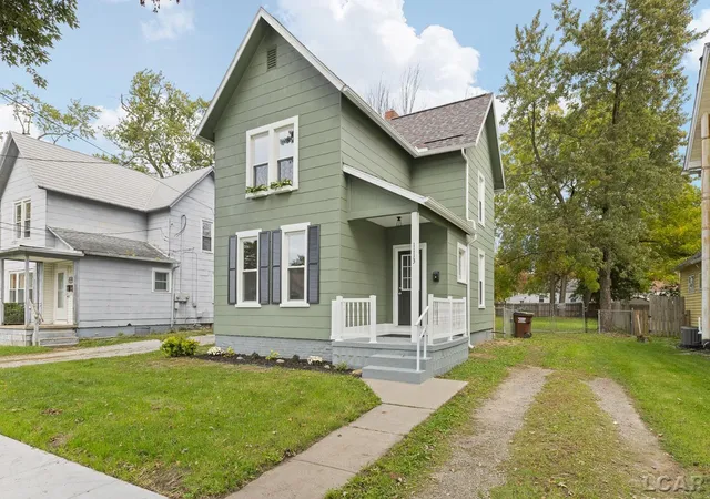 Photo 1 of Single family home for sale at 1113 E Hunt St, Adrian, MI 49221 | MLS# 56050224528 | Listing updated on 2026-10-10