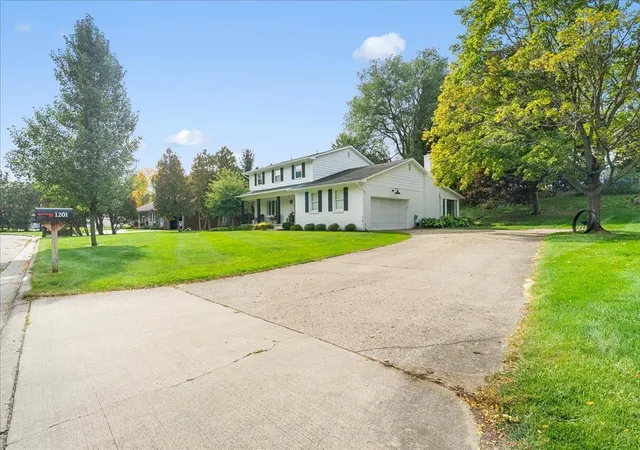 Photo 3 of Single family home for sale at 1201 Riverside Dr, Owosso, MI 48867 | MLS# 60050224534 | Listing updated on 2026-10-16
