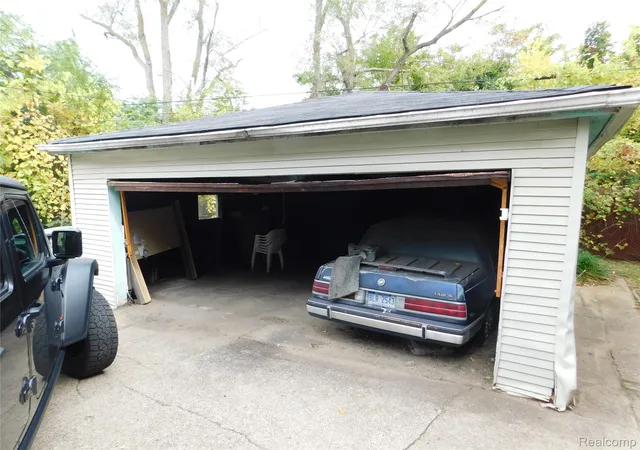 Photo 4 of Multi family home for sale at 15064 Pinehurst St, Detroit, MI 48238 | MLS# 20261082287 | Listing updated on 2026-10-14