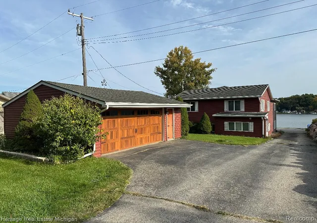 Photo 3 of Single family home for sale at 2955 Rubbins Rd, Howell, MI 48843 | MLS# 20261082322 | Listing updated on 2026-10-12
