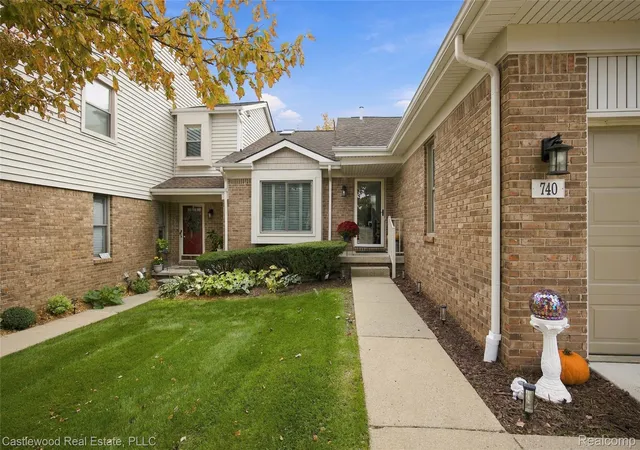 Listing Photo 1 - Condo for sale in building located at 740 Ridgeside Dr, Milford, MI 48381