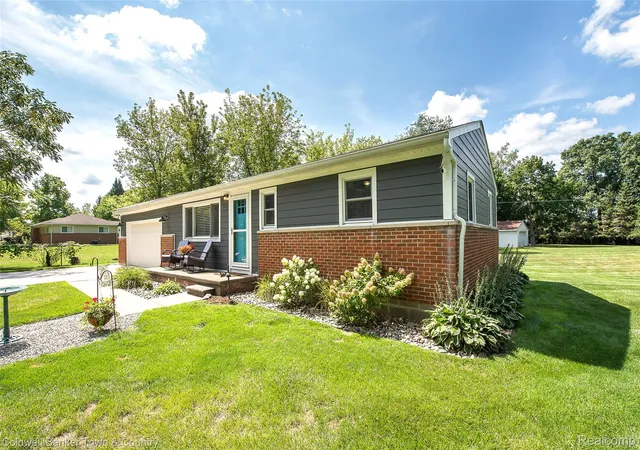 Photo 1 of Single family home for sale at 1810 Gray Rd, Howell, MI 48843 | MLS# 20261082338 | Listing updated on 2026-10-12