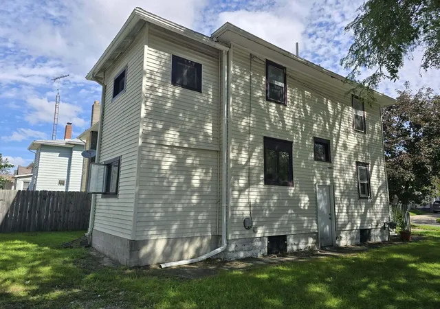 Photo 2 of Single family home for sale at 400 Bates St, Jackson, MI 49202 | MLS# 55026054215 | Listing updated on 2026-10-11