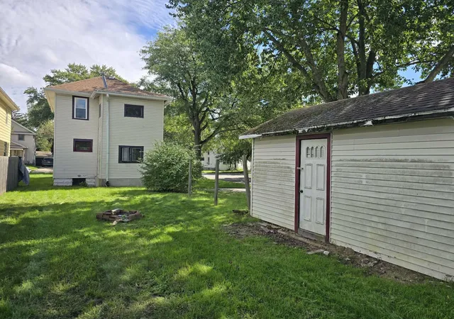 Photo 3 of Single family home for sale at 400 Bates St, Jackson, MI 49202 | MLS# 55026054215 | Listing updated on 2026-10-11