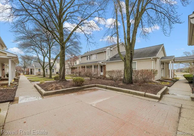 Listing Photo 4 - Condo for sale in building located at 3403 Crooks Rd, Royal Oak, MI 48073