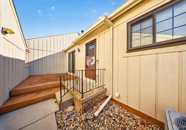 Listing Photo 2 - Condo for sale in building located at 10053 Arlington Cir, South Lyon, MI 48178