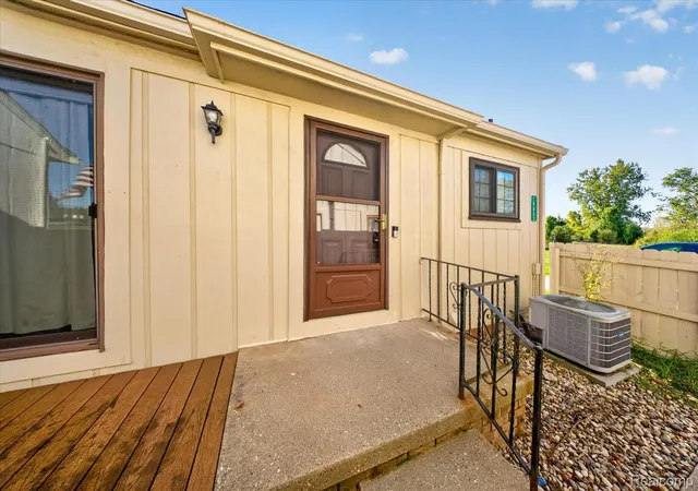 Listing Photo 3 - Condo for sale in building located at 10053 Arlington Cir, South Lyon, MI 48178