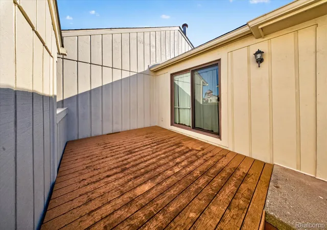 Listing Photo 4 - Condo for sale in building located at 10053 Arlington Cir, South Lyon, MI 48178