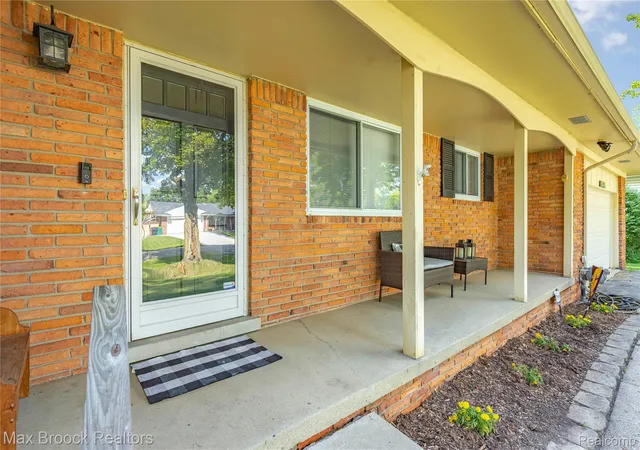 Photo 1 of Sale Pending at 28839 Bannockburn St, Farmington Hills, MI 48334 | MLS# 20261082712 | Listing updated on 2026-10-28