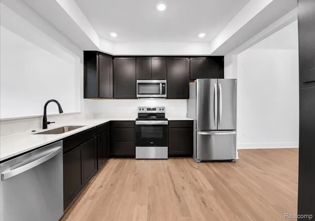Listing Photo 1 - Condo for sale in building located at 512 Vlg Ln, Milford, MI 48381
