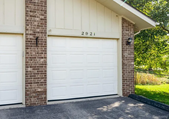 Listing Photo 1 - Condo for sale in building located at 2921 Country Clb Dr, Rochester Hills, MI 48309