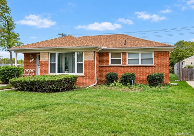 Photo 4 of Single family home for sale at 23911 Westhampton St, Oak Park, MI 48237 | MLS# 20261083125 | Listing updated on 2026-10-31